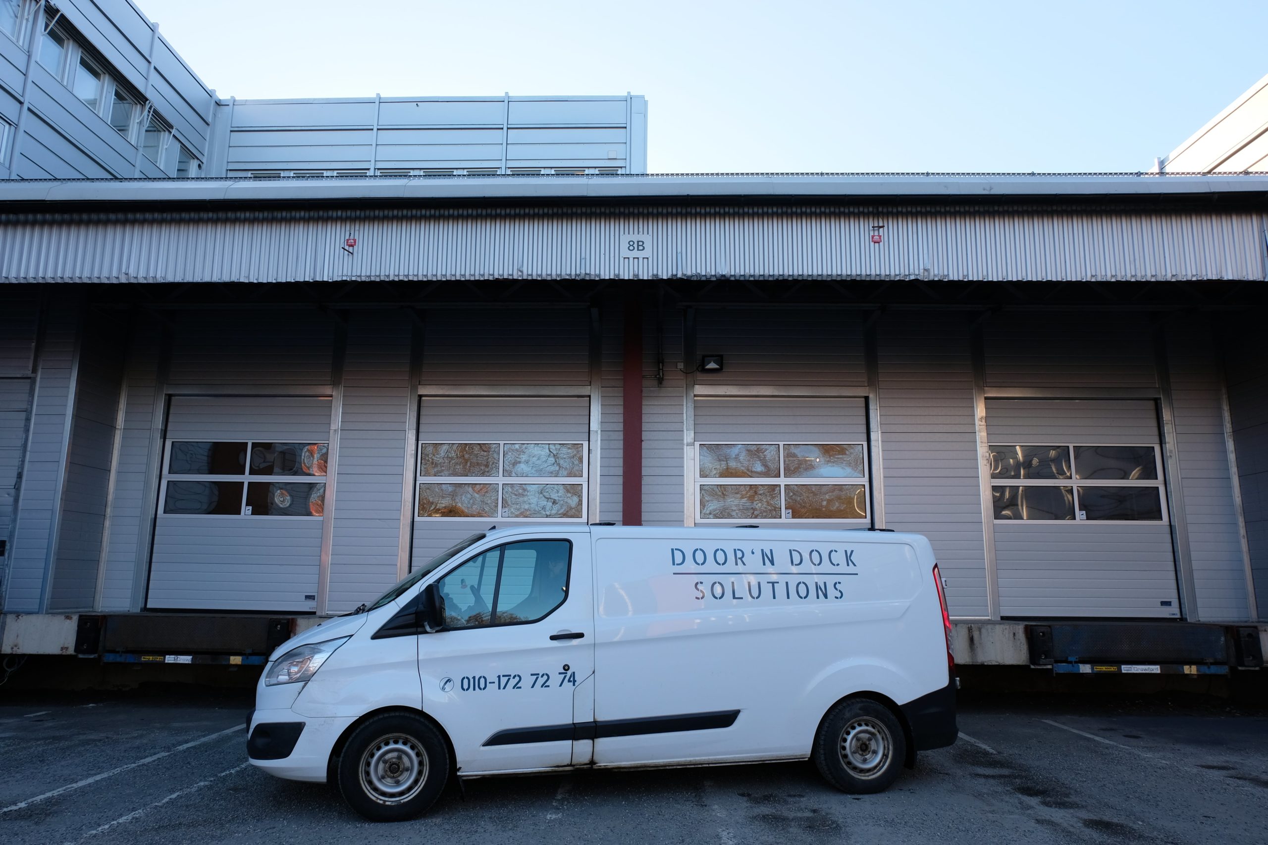 Read more about the article Hur påverkar hög trafik slitaget på portar och lastbryggor?