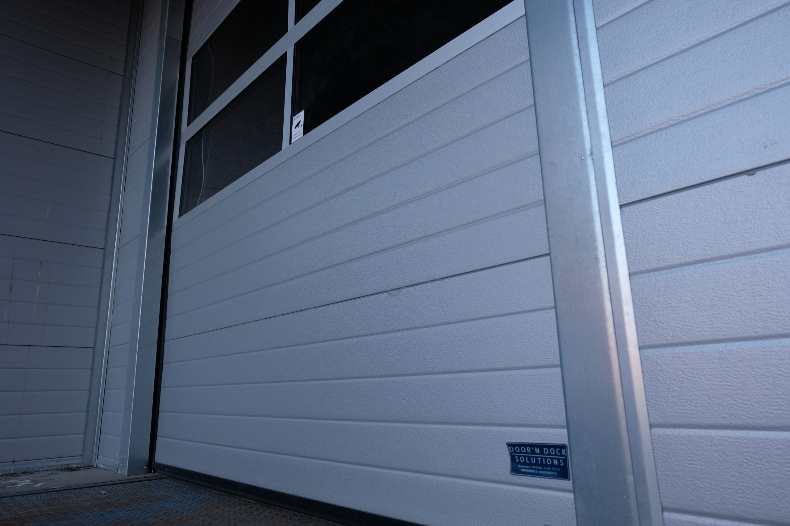 Read more about the article Så vintersäkrar du dina industriportar: tips för ökad driftsäkerhet i kylan